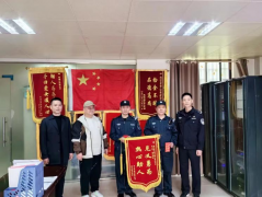 領(lǐng)威保安員李興萍、歐陽(yáng)開(kāi)福“見(jiàn)義勇為”獲榮